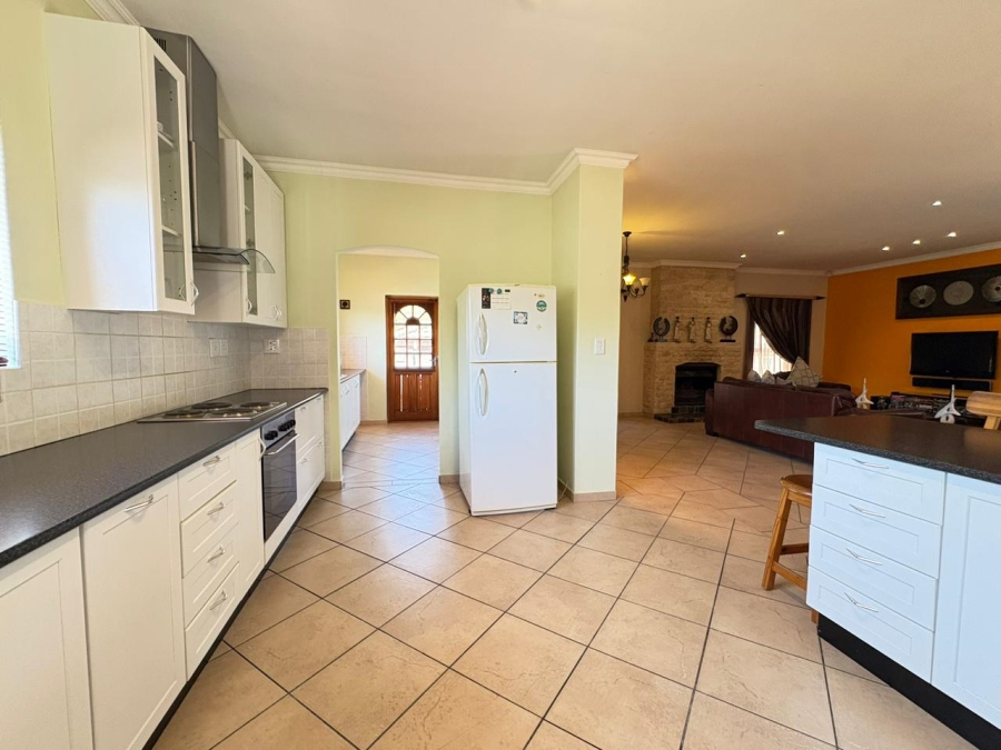 To Let 4 Bedroom Property for Rent in Uitzicht Western Cape